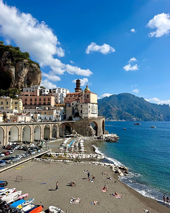 La spiaggia e il borgo di Atrani visti dall'alto
