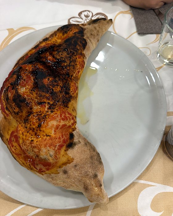 Un calzone ripieno cotto al forno su un piatto