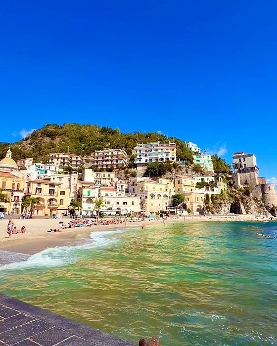 Il borgo di Cetara visto dalla spiaggia, con il mare verde