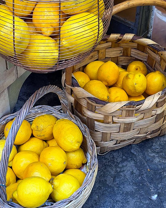 Cesti di vimini pieni di limoni