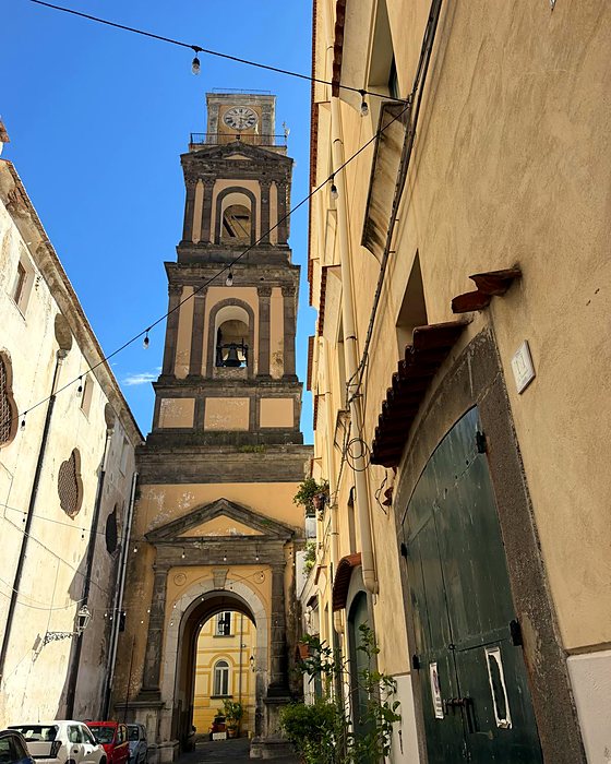 Una ragazza nella piazza di Minori davanti alla basilica gialla