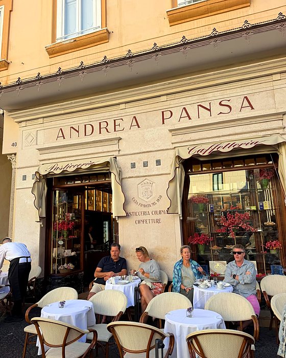 La facciata della Pasticceria Andrea Pansa con i tavolini all'aperto