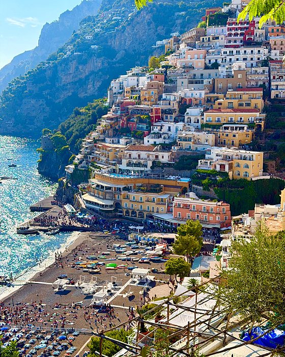 Le case colorate di Positano sulla scogliera, con la spiaggia sotto