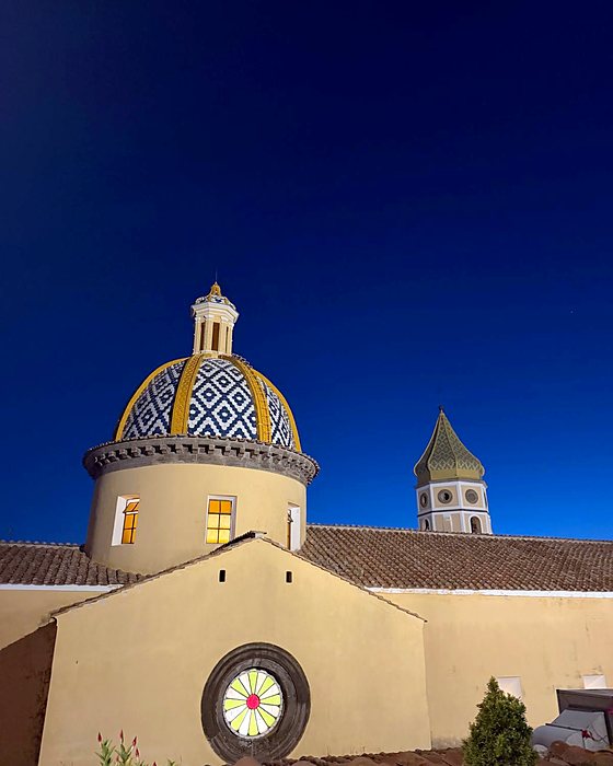 La cupola maiolicata della chiesa di Praiano al crepuscolo