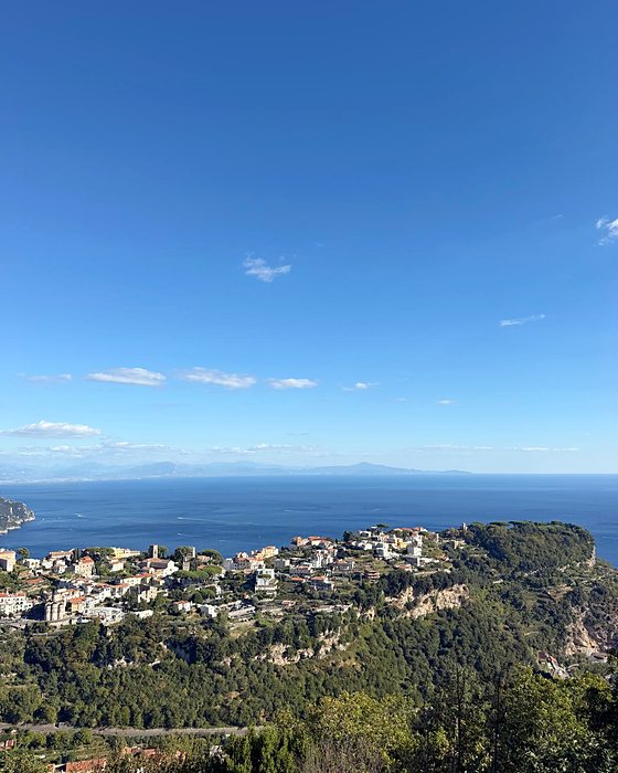 Il borgo di Praiano sul promontorio con il mare e il cielo azzurro