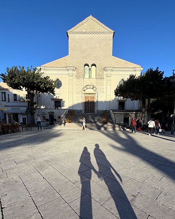 La piazza del Duomo di Ravello con le ombre di due persone