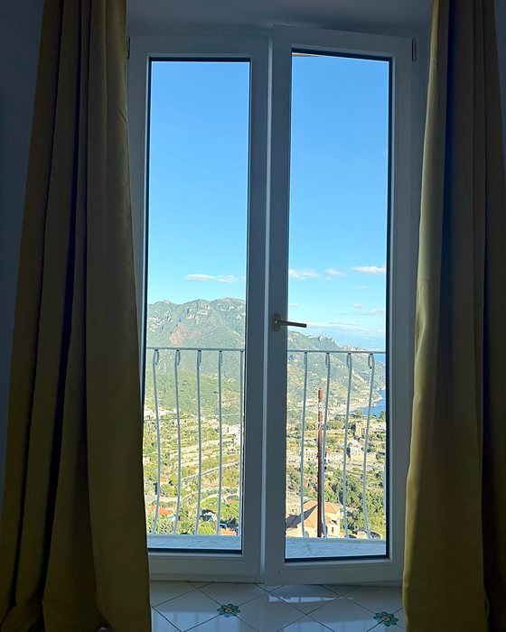 La vista dalla finestra sui terrazzamenti e sul mare