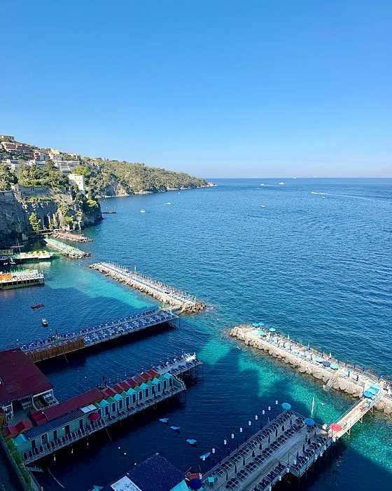 Il mare di Sorrento visto dall'alto, con le piattaforme dei bagni