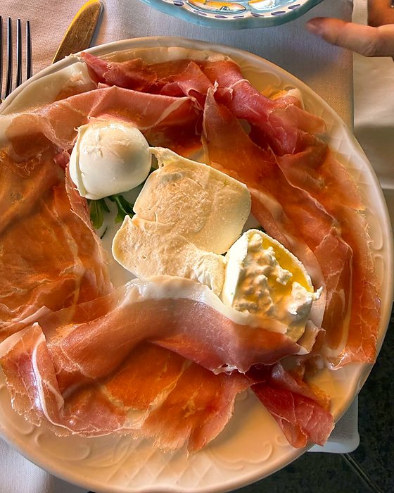 Prosciutto crudo con mozzarella di bufala su un piatto decorato