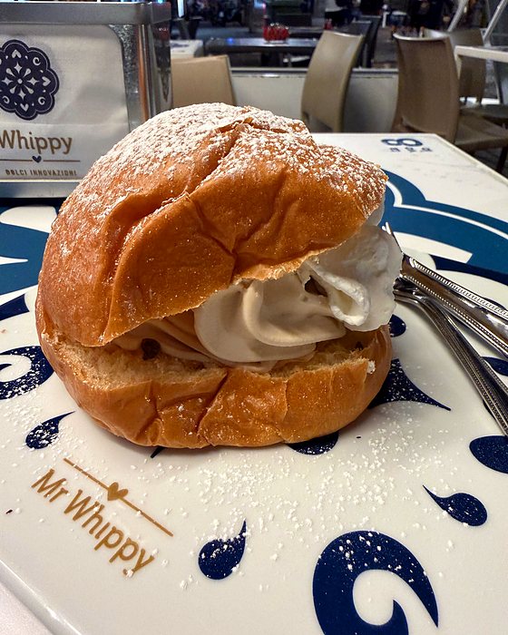 Una brioche farcita di gelato su un piatto di Mr Whippy