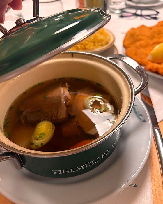 Beef broth with leek in a green Figlmüller pot