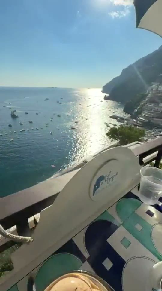 Il mare e le barche di Positano visti dalla terrazza di un ristorante
